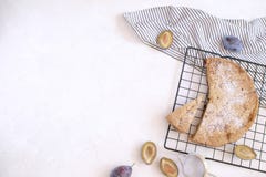 Conceito de cozimento do outono - torta da ameixa fotografia de stock Conceito de cozimento do outono - torta da ameixa fotografia de stock