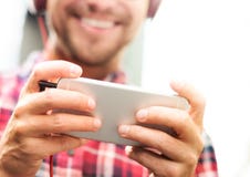 Conceito de escuta da música do fones de ouvido do homem novo imagem de stock Conceito de escuta da música do fones de ouvido do homem novo imagem de stock