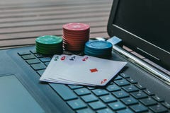 conceito de jogo do apego Pôquer do jogo em linha no Internet Cartões e microplaquetas de pôquer em um portátil do teclado imagens de stock royalty free conceito de jogo do apego Pôquer do jogo em linha no Internet Cartões e microplaquetas de pôquer em um portátil do teclado imagens de stock royalty free