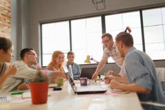 Conceito de Team Meeting Brainstorming Planning Analysing imagens de stock Conceito de Team Meeting Brainstorming Planning Analysing imagens de stock