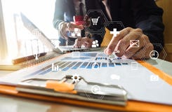 Conceito de trabalho da reunião da equipe, homem de negócios que usa o telefone e portátil esperto e tablet pc digital foto de stock Conceito de trabalho da reunião da equipe, homem de negócios que usa o telefone e portátil esperto e tablet pc digital foto de stock