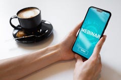 Conceito de treinamento da educação do treinamento em linha do ensino eletrónico de Webinar na tela do telefone celular imagem de stock Conceito de treinamento da educação do treinamento em linha do ensino eletrónico de Webinar na tela do telefone celular imagem de stock