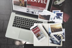 Conceito de viagem da tecnologia do portátil das férias do feriado do curso imagens de stock Conceito de viagem da tecnologia do portátil das férias do feriado do curso imagens de stock