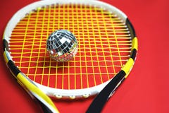Conceito do ano novo do Natal com a bola do disco como a bola de tênis em uma raquete de tênis Vista superior Claro - bolas de tê fotografia de stock Conceito do ano novo do Natal com a bola do disco como a bola de tênis em uma raquete de tênis Vista superior Claro - bolas de tê fotografia de stock