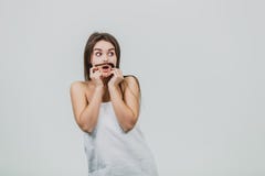 Conceito do entretenimento da alegria da partida do divertimento Senhora parva que joga com cabelos Menina brincalhão nova que fa imagens de stock royalty free Conceito do entretenimento da alegria da partida do divertimento Senhora parva que joga com cabelos Menina brincalhão nova que fa imagens de stock royalty free