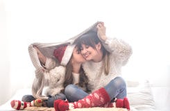 Conceito do Natal, mamã e seu jogo da filha fotografia de stock royalty free Conceito do Natal, mamã e seu jogo da filha fotografia de stock royalty free