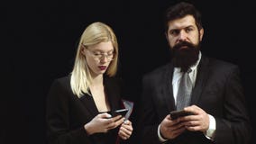 Conceito do neg?cio Conversa a um robô Mulher de negócio nova e homem de negócio de sorriso isolado sobre o fundo preto filme Conceito do neg?cio Conversa a um robô Mulher de negócio nova e homem de negócio de sorriso isolado sobre o fundo preto filme