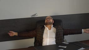 Conceito do negócio, dos povos, do sucesso e da fortuna - homem de negócios feliz que joga acima o dinheiro do dólar e que senta- vídeos de arquivo Conceito do negócio, dos povos, do sucesso e da fortuna - homem de negócios feliz que joga acima o dinheiro do dólar e que senta- vídeos de arquivo