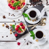 Conceito do pequeno almoço Iogurte caseiro das bagas do granola do muesli do café fotografia de stock royalty free Conceito do pequeno almoço Iogurte caseiro das bagas do granola do muesli do café fotografia de stock royalty free