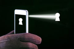 Conceito do seguimento no smartphone e nos dispositivos Invasão de privacidade imagens de stock Conceito do seguimento no smartphone e nos dispositivos Invasão de privacidade imagens de stock