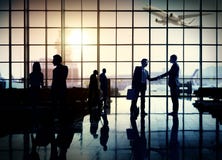 Conceito do terminal de aeroporto da viagem de negócios do aeroporto internacional imagem de stock Conceito do terminal de aeroporto da viagem de negócios do aeroporto internacional imagem de stock
