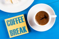 Conceito do texto da ruptura de café com a xícara de café na tabela foto de stock royalty free Conceito do texto da ruptura de café com a xícara de café na tabela foto de stock royalty free