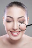 Conceito dos cuidados com a pele e da beleza - cara da jovem mulher bonita com sorriso sobre o fundo cinzento defeito da pele na foto de stock Conceito dos cuidados com a pele e da beleza - cara da jovem mulher bonita com sorriso sobre o fundo cinzento defeito da pele na foto de stock