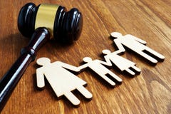 Conceito dos direitos familiares Figuras e martelo de madeira foto de stock Conceito dos direitos familiares Figuras e martelo de madeira foto de stock
