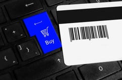 Conceito em linha da compra, carrinho de compras no teclado de um portátil imagens de stock Conceito em linha da compra, carrinho de compras no teclado de um portátil imagens de stock