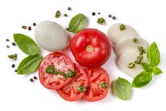 Conceito italiano da culinária - ingredientes caprese da salada isolados no branco fotografia de stock royalty free Conceito italiano da culinária - ingredientes caprese da salada isolados no branco fotografia de stock royalty free