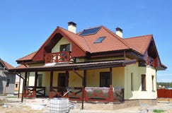 Conceito passivo da construção de casa do uso eficaz da energia exterior Close up no aquecedor de água solar, trapeiras, calha, p foto de stock Conceito passivo da construção de casa do uso eficaz da energia exterior Close up no aquecedor de água solar, trapeiras, calha, p foto de stock