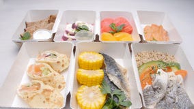 Conceito saudável da entrega do alimento Nutrição orgânica natural da aptidão para a dieta em uma tabela branca filme Conceito saudável da entrega do alimento Nutrição orgânica natural da aptidão para a dieta em uma tabela branca filme