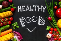Conceito saudável do alimento com os legumes frescos para cozinhar O ` saudável do alimento do ` do título com sorriso é escrito Fotos de Stock Conceito saudável do alimento com os legumes frescos para cozinhar O ` saudável do alimento do ` do título com sorriso é escrito Fotos de Stock