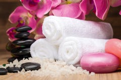 Conceito saudável dos termas com toalhas e pedras do zen foto de stock Conceito saudável dos termas com toalhas e pedras do zen foto de stock
