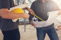 Conceitos, coordenador e arquiteto da construção trabalhando no canteiro de obras com modelo Fotos de Stock Conceitos, coordenador e arquiteto da construção trabalhando no canteiro de obras com modelo Fotos de Stock
