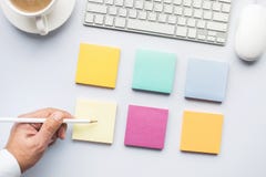 Conceitos da ideia da faculdade criadora com mão masculina usando o papel para cartas no branco Imagens de Stock Conceitos da ideia da faculdade criadora com mão masculina usando o papel para cartas no branco Imagens de Stock