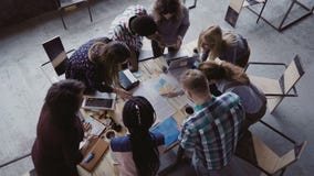 Conceituar se grupo de pessoas criativo da raça misturada no escritório moderno Ideia superior do grupo de pessoas que está a tab video estoque Conceituar se grupo de pessoas criativo da raça misturada no escritório moderno Ideia superior do grupo de pessoas que está a tab video estoque