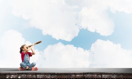 Concept achteloze gelukkige kinderjaren met meisje die deze wereld onderzoeken Stock Fotografie Concept achteloze gelukkige kinderjaren met meisje die deze wereld onderzoeken Stock Fotografie