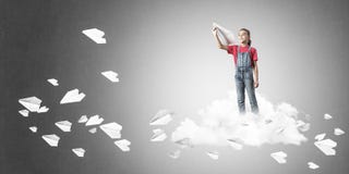 Concept achteloze gelukkige kinderjaren met meisje het dromen om te worden Stock Fotografie Concept achteloze gelukkige kinderjaren met meisje het dromen om te worden Stock Fotografie