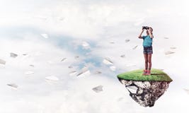 Concept achteloze gelukkige kinderjaren met meisje het kijken in binocul Stock Foto Concept achteloze gelukkige kinderjaren met meisje het kijken in binocul Stock Foto