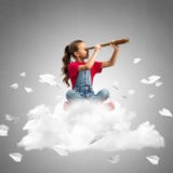 Concept achteloze gelukkige kinderjaren met meisje het kijken in kijker Stock Foto Concept achteloze gelukkige kinderjaren met meisje het kijken in kijker Stock Foto
