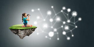 Concept achteloze gelukkige kinderjaren met meisje het kijken in verrekijkers Stock Foto Concept achteloze gelukkige kinderjaren met meisje het kijken in verrekijkers Stock Foto