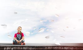 Concept achteloze gelukkige kinderjaren met meisje van schoolleeftijd het smilling Royalty-vrije Stock Foto's Concept achteloze gelukkige kinderjaren met meisje van schoolleeftijd het smilling Royalty-vrije Stock Foto's