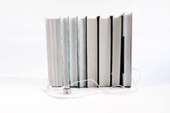 Concept ? ?couter les livres audio Écouteurs blancs près de la pile de livres Fond blanc avec l'espace pour le texte photo stock Concept ? ?couter les livres audio Écouteurs blancs près de la pile de livres Fond blanc avec l'espace pour le texte photo stock