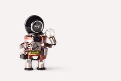Concept créatif d'inspiration d'idée Bricoleur de robot avec l'ampoule de lampe Jouet créatif de cyborg de conception, tête noire photo stock Concept créatif d'inspiration d'idée Bricoleur de robot avec l'ampoule de lampe Jouet créatif de cyborg de conception, tête noire photo stock