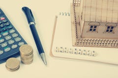 Concept d'achat et d'assurance de logement Table de bureau avec la vue supérieure d'approvisionnements Calculatrice pièces de mon photos libres de droits Concept d'achat et d'assurance de logement Table de bureau avec la vue supérieure d'approvisionnements Calculatrice pièces de mon photos libres de droits