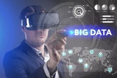 Concept d'affaires, de technologie, d'Internet et de réseau Le jeune homme d'affaires travaillant en verres de réalité virtuelle image stock Concept d'affaires, de technologie, d'Internet et de réseau Le jeune homme d'affaires travaillant en verres de réalité virtuelle image stock