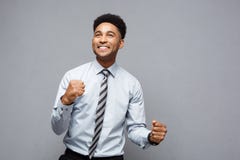 Concept d'affaires - le jeune Afro-américain heureux sûr jetant des poings en air célébrant pour le succès projette photos libres de droits Concept d'affaires - le jeune Afro-américain heureux sûr jetant des poings en air célébrant pour le succès projette photos libres de droits
