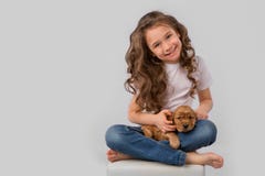 Concept d'amitié d'animal familier d'enfants - petite fille avec le chiot rouge d'isolement sur le fond blanc photo stock Concept d'amitié d'animal familier d'enfants - petite fille avec le chiot rouge d'isolement sur le fond blanc photo stock