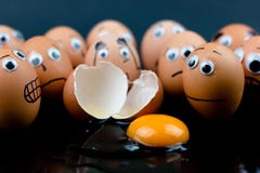 Concept d'amusement : les oeufs crus avec les yeux écarquillés et les caractéristiques tirées dans le choc sont témoin d'un autre image libre de droits Concept d'amusement : les oeufs crus avec les yeux écarquillés et les caractéristiques tirées dans le choc sont témoin d'un autre image libre de droits