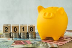 Concept d'investissement à long terme de l'année 2018 avec le bloc en bois NU de cube photographie stock Concept d'investissement à long terme de l'année 2018 avec le bloc en bois NU de cube photographie stock