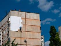 Concept d'isolation et de technologie économiseuse d'énergie Travailleur faisant le bâtiment avec la façade isolée par chaleur images libres de droits Concept d'isolation et de technologie économiseuse d'énergie Travailleur faisant le bâtiment avec la façade isolée par chaleur images libres de droits