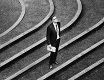 Concept d'Outdoor Corporate Waiting d'homme d'affaires photographie stock libre de droits Concept d'Outdoor Corporate Waiting d'homme d'affaires photographie stock libre de droits
