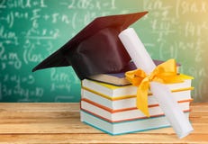 Concept d'éducation avec le chapeau et les livres sur en bois images libres de droits Concept d'éducation avec le chapeau et les livres sur en bois images libres de droits