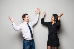 Concept de bonheur La femme et l'homme sortis, célèbrent la victoire sur le gris photographie stock Concept de bonheur La femme et l'homme sortis, célèbrent la victoire sur le gris photographie stock
