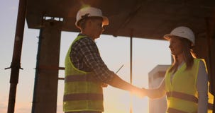 Concept de bâtiment, de travail d'équipe, d'association, de geste et de personnes - fin des mains de constructeurs dans les gants clips vidéos Concept de bâtiment, de travail d'équipe, d'association, de geste et de personnes - fin des mains de constructeurs dans les gants clips vidéos
