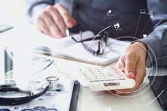 Concept de coûts et d'honoraires de soins de santé La main du docteur futé a employé un Ca illustration de vecteur Concept de coûts et d'honoraires de soins de santé La main du docteur futé a employé un Ca illustration de vecteur