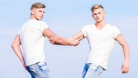 concept de confrérie Avantages de avoir le frère jumeau Avantages et inconvénients de avoir le frère jumeau identique photos stock concept de confrérie Avantages de avoir le frère jumeau Avantages et inconvénients de avoir le frère jumeau identique photos stock