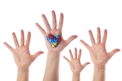 Concept de conscience d'autisme avec la main et le coeur des morceaux de puzzle comme symbole d'autisme image stock Concept de conscience d'autisme avec la main et le coeur des morceaux de puzzle comme symbole d'autisme image stock