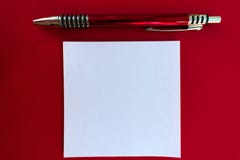 Concept de construction - vue sup?rieure d'un stylo et d'un papier de crayon pour des notes sur un fond rouge Collections de disp photographie stock Concept de construction - vue sup?rieure d'un stylo et d'un papier de crayon pour des notes sur un fond rouge Collections de disp photographie stock
